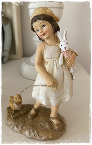 Nostalgisch meisje met haasje en eendje op wieltjes 14 cm x 8 cm.