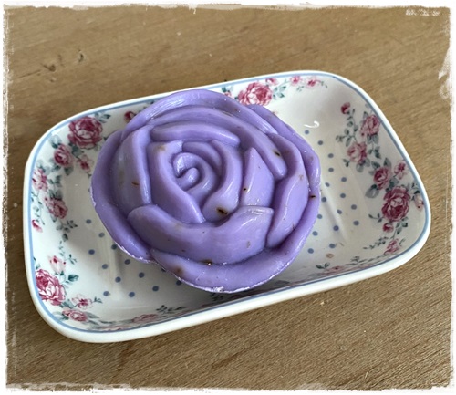 Romantische zeepschaal met kleine roosjes plus zeeproos paars 100 gram lavendel (moederdagtip)