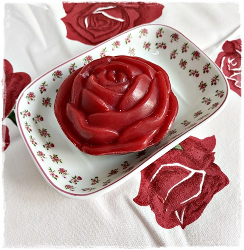 Romantische zeepschaal met kleine roosjes plus zeeproos rood 100 gram granaatappel (moederdagtip)