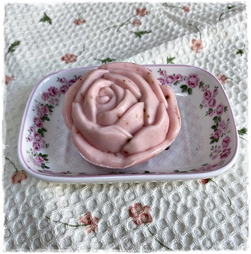 Romantische zeepschaal met kleine guirlande van roosjes plus zeeproos zalm/roze 100 gram Rozen (moederdagtip)