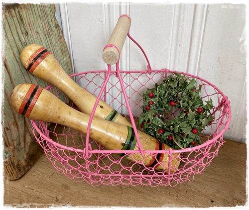 Gezellig roze metalen mandje met hengsel en houten handvat 25 x 17 x 12 /22 cm