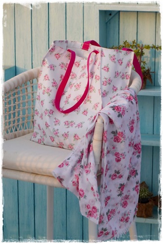 Prachtige mooie romantische sjaal ,wit met roze roosjes, 1,90 lang x 70 cm. breed