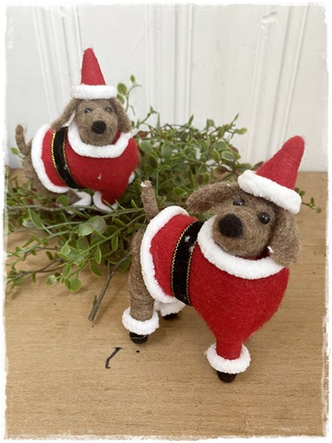 Lief hondje van vilt bruin met kerstmuts kerstpak vilt 12×4,5x13cm