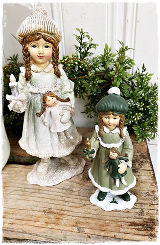 Lief victoriaans wintermeisje (licht groen) met kaarsje en pop in haar handjes, 19 cm., (de grootste op de foto)