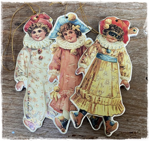 Set van 3 gestanste victoriaanse hangers, afbeelding beide kanten. Hangers zijn 10 cm. hoog