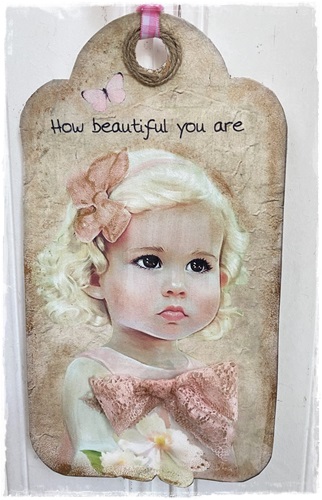Grote label, How beautiful you are, gemaakt in ons Pruttelpotatelier. afm. 25 x 14,5 cm. aan ruitlint roze wit.