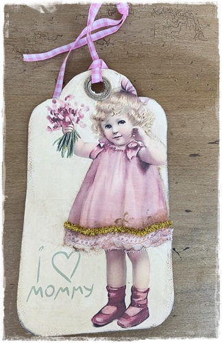 Grote label, I love Mommy, gemaakt in ons Pruttelpotatelier. afm. 23,5 x 13 cm. aan ruitlint roze wit.