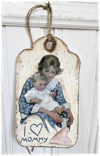 Grote label, I love Mommy, gemaakt in ons Pruttelpotatelier. afm. 23,5 x 13 cm. aan touwtje