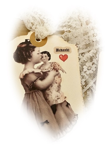Oude look label, Bedankt, met schattige nostalgische afb. met mooi lang kanten ophang/strikkoord afm. label 12 x 6,5 cm.