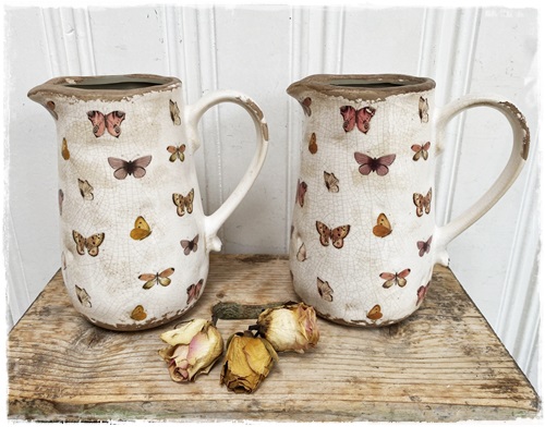 Decoratiekan , zeer oude look met vlinders van keramiek