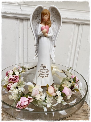 Beeldje van een engel met een hart, Love you still…… afm. 21 cm. x 8,5 cm.