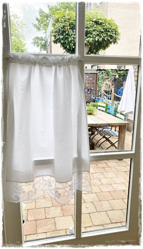 Romantisch raamgordijn, 75 cm. br. x 90 cm. hoog. kan ook als overdoek of gootsteengordijntje, kan alle 3! Wit met opengewerkte rozenrand.75 x 90 cm.