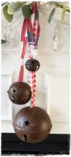 3 roestbellen aan verschillende ruitlinten, Bel 13 cm. doorsnee, 8 cm. doorsnee en 4,5 cm. doorsnee