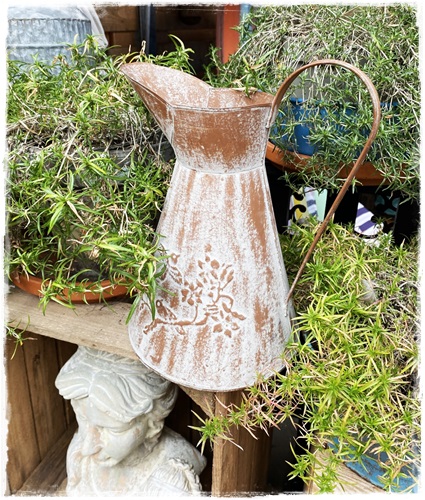 Brocante kan van zink, kleur is bruin / heel licht grijs. Hoogte 28 cm. en 22 cm. breed (inklusief handvat gemeten)