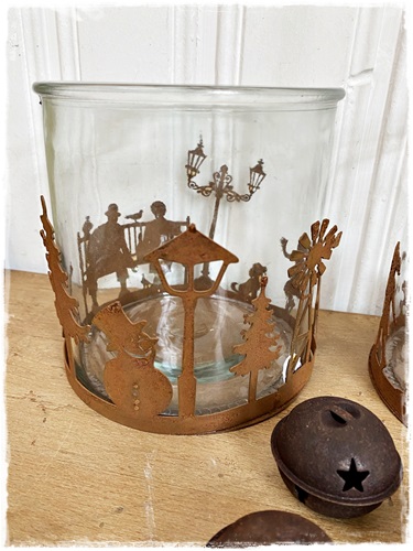 Groot sfeerlicht met roesttafreel kerst om het glas 16 cm. hoog x 15 cm. doorsnee.