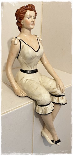 Superleuk oude look beeldje van vrouw in nostalgische kleding 29 cm. groot