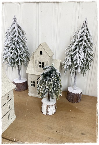 Prachtig besneeuwd winterkerstboompje op voet , afm. 17 x 14 x 44 cm. groot