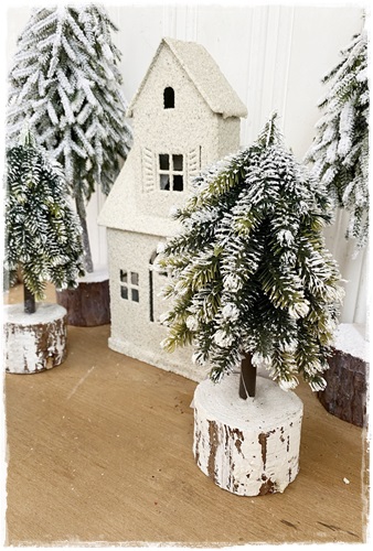 Schattig besneeuwd decoratieboompje, afm. 11 x 11 x 25 cm.groot. (leuk voor bij je huisjes).