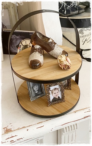 Landelijke etagere van ijzer en hout.doorsnee 21 cm. doorsnee en hoogte 26 cm.