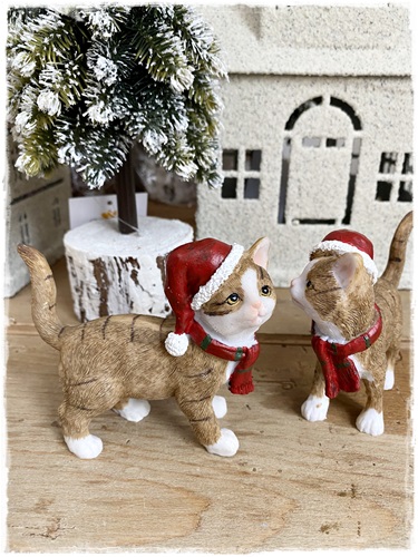 Poes Silly met kerstmuts en dasje , 10 cm. breed x 9 cm. hoog