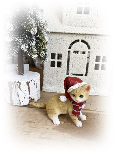 Lieve poes met kerstmuts op , Sascha ze is 11 cm. breed en 7,5 cm. hoog