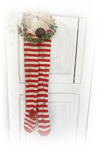 De sokken van de Elf , hulp van de kerstman, old look 60 cm. lang, roestbel, kransje, raffiastrik