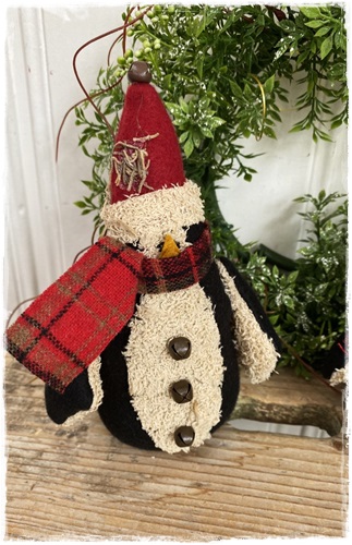 Rinus de stoere kerstpinquin, met 3 belletjes op zijn buik en 1 belletje op zijn muts. 20 cm. groot
