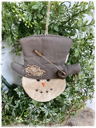 Oude look Sneeuwpophanger, 12 cm. hoog x 11 cm. breed. (opgevulde hoed, belletje, stro en speld)