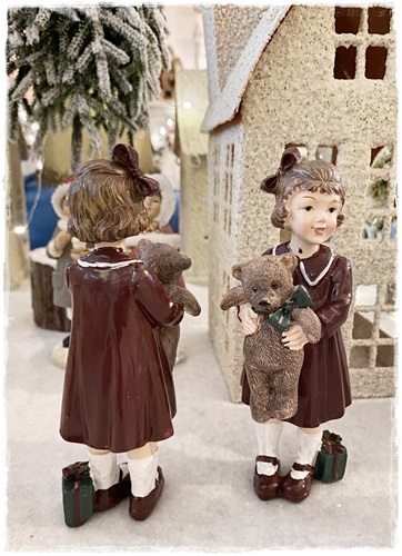 Lief meisje Clayre met beer, bordeaux rode strik en jurkje , kadootje, 15 cm. groot.