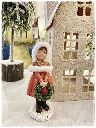 Marja lief kerst/wintermeisje met kransje en een afmeting van 5 x 5 x bijna 14 cm. groot.