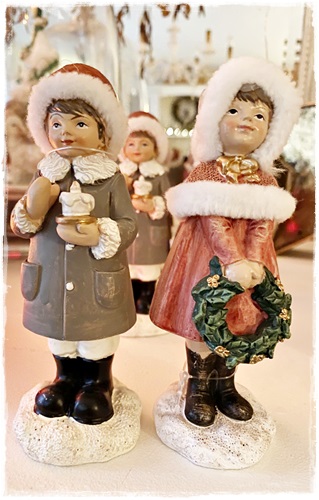 Dit is Kees, een schattig kerst/winterjongetje met kaarsje en een afmeting van 5 x 5 x bijna 14 cm. groot.