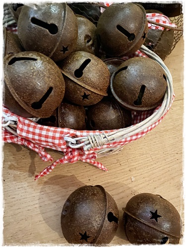 bel roestkleur, 9×9 cm. voor decoratie