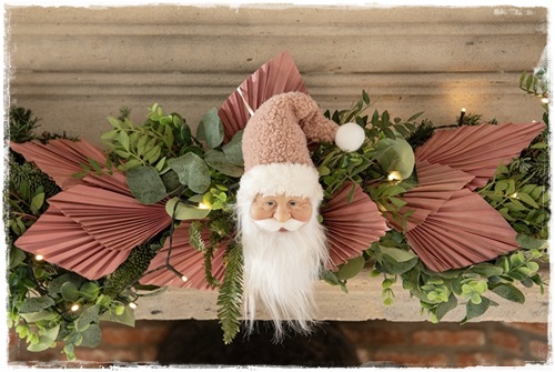 Hele leuke kersthanger kerstmanhoofd, met prachtige muts lichtbruin met witte rand,en bolletje aan zijn muts, 28 cm. lang.