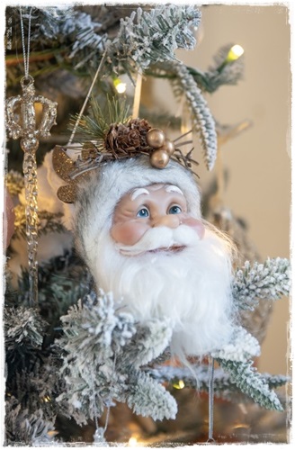 Hele leuke kersthanger kerstmanhoofd, met prachtige muts wit/grijs, kerstgroen, denneappels en belletje op muts, 28 cm. lang.