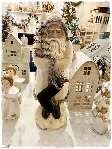 Antieklook mooie kerstman, creme jas fluweel, antiek tinsel, 41,9 cm. groot