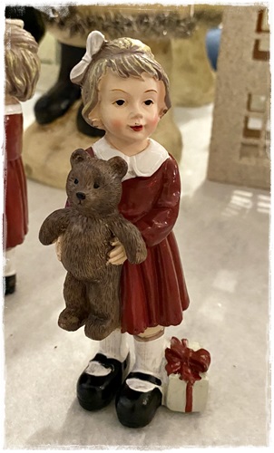 Lief meisje, Judy, kleine zusje van Clayre met mooi jurkje, witte strik, beer 13 cm.