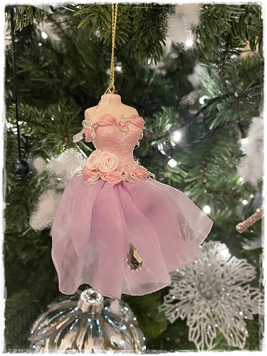 Hanger jurkje tule lila met steentjes en bovenlijfje roze met roosjes 10 cm.