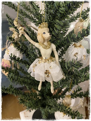 Ornament Poedelhond ballerina,tule rokje/pailletten , 1 pootje met wandelstokje, kroontje 9x4x15cm