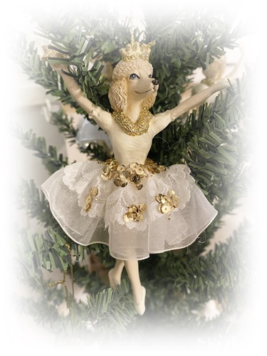 Ornament Poedelhond ballerina,tule rokje/pailletten , 1 pootje met sterretje, kroontje9x4x15cm