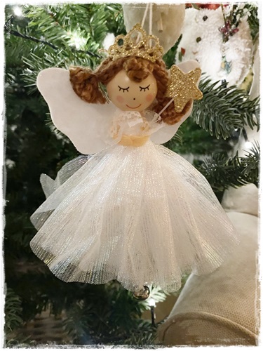 Schattig lief kerstengel prinsesje met wit tule jurkje aan, kroontje belletjes, 16 cm.