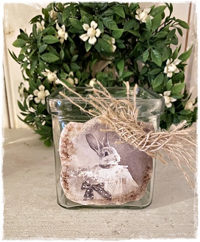 Sfeerlichtje pasen met lieve afbeelding nostalgisch konijntje/haasje met strik 7,5 x 7,5 x 7,5 cm.