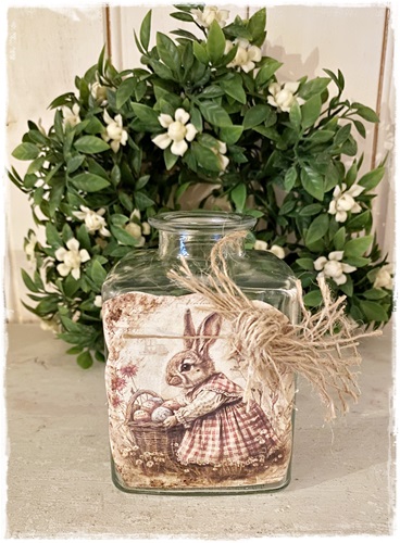 Lief vaasje met afbeelding Konijntje met een mand vol eieren. Plus jute. afm. 6,5 x 6,5 x 10 cm. hoog