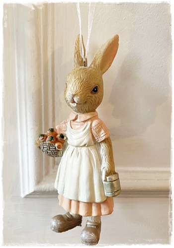 Konijntje Didi met mandje met worteltjes , bijna 12 cm. , ze kan in de paasboom, of ze kan ergens staan