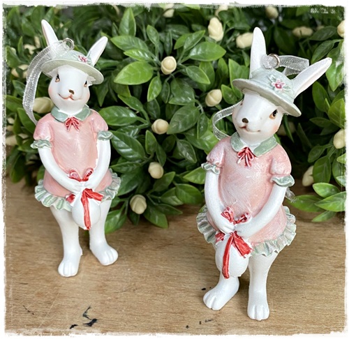 Konijntje Sofie met mandje met een prachtig ei in haar handjes, bloem op haar hoedje , 10 cm. , ze kan in de paasboom, of ze kan ergens staan