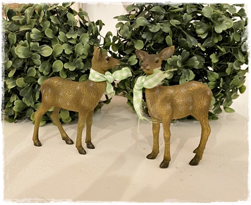 Lief klein hertje Bambi met groen wit ruitstrikje om het nekje 5,5 x 7 x 2 cm.