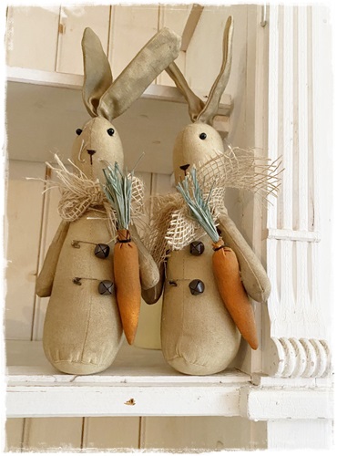 Konijn Josje met belletjes, wortel en raffiastrik, verzwaard 34 cm en in een oude look