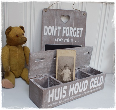 Zoals het vroeger was, HUISHOUDGELDKISTJE van hout met 4 vakken taupe Het kistje is 29 cm. br. x 8 cm h x 9 cm. d.