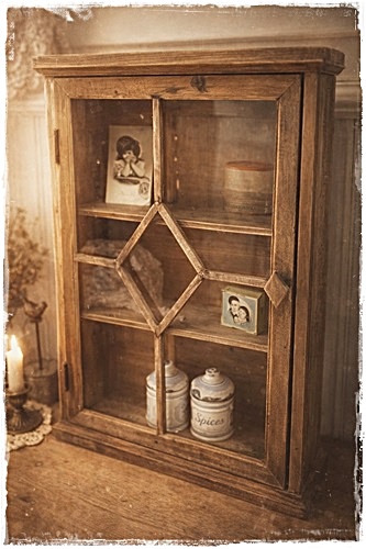 Landelijk wandkastje met heel mooi deurtje hout met glas. 60,5 x 42 x 11,5 cm.