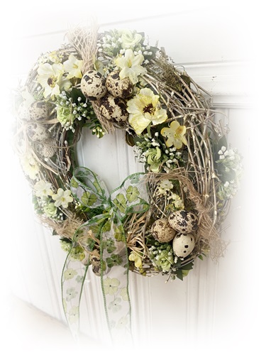 Voorjaars/pasen met eitjes,gele bloempjes,strik, 35 cm. d.