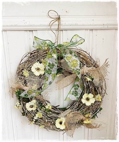 Voorjaarskrans met lieve gele bloempjes, jute , organza en strik, 35 cm. doorsnee